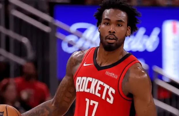 前NBA球员肯扬-马丁与尼克-杨在节目中谈到了火箭近期表现起伏的话题，两人对球队