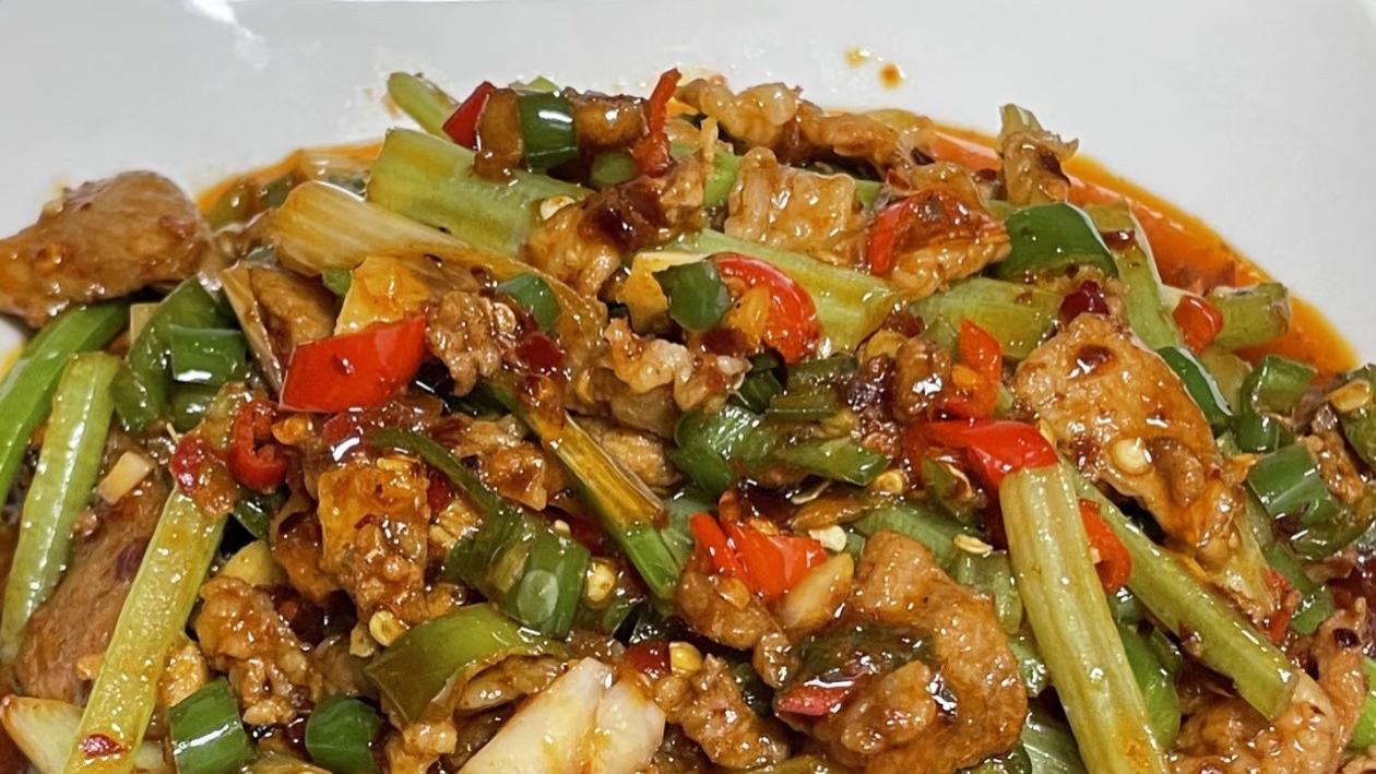 芹菜小炒肉：一口入魂的下饭神器