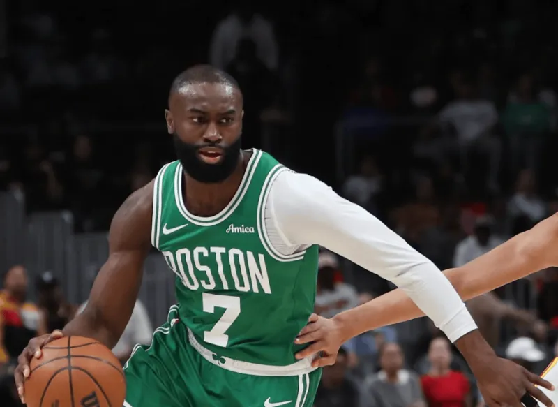 NBA常规赛，凯尔特人客场102-112不敌老鹰。

赛后，凯尔特人前锋杰伦-布