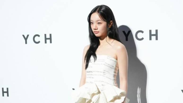 ​李洙赫李惠利亮相上海时装周 同框看秀自拍颜值拉满