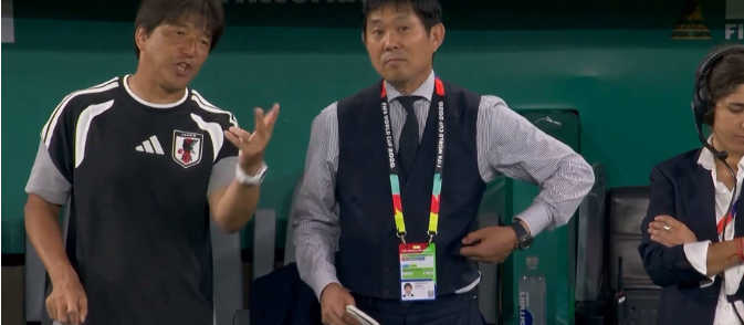 日本主帅森保一这个人太可怕了！
在世界杯小组赛日本VS突尼斯的比赛第4分钟，镰田