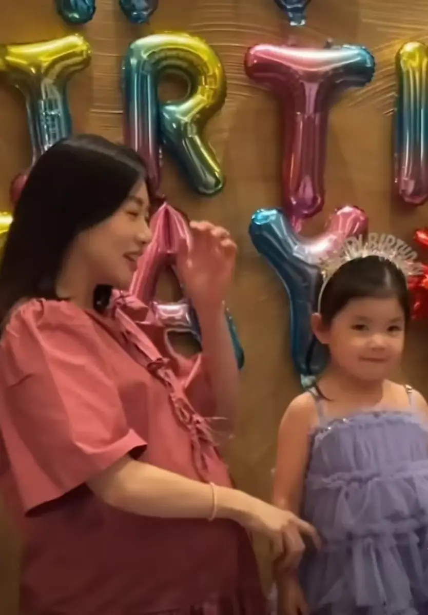 程晓玥挺孕肚为三岁女儿庆生 胖豆轻吻妈妈软萌有爱