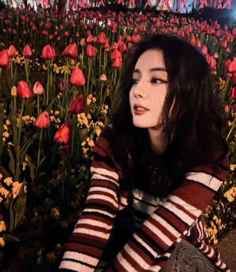 迪丽热巴和爱丽丝是彼此黑暗中唯一的光