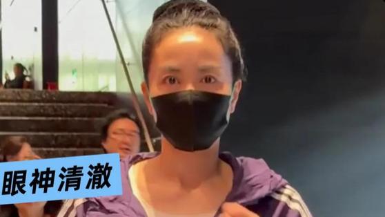 56岁王菲独自一人看话剧，眼神清澈状态好，和谢霆锋相处太惬意！