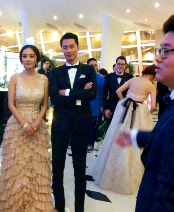 大幂幂有和韩国男神合作过吗
这傲然身姿很吸引人眼球啊，就是这发型和妆容有点不过关