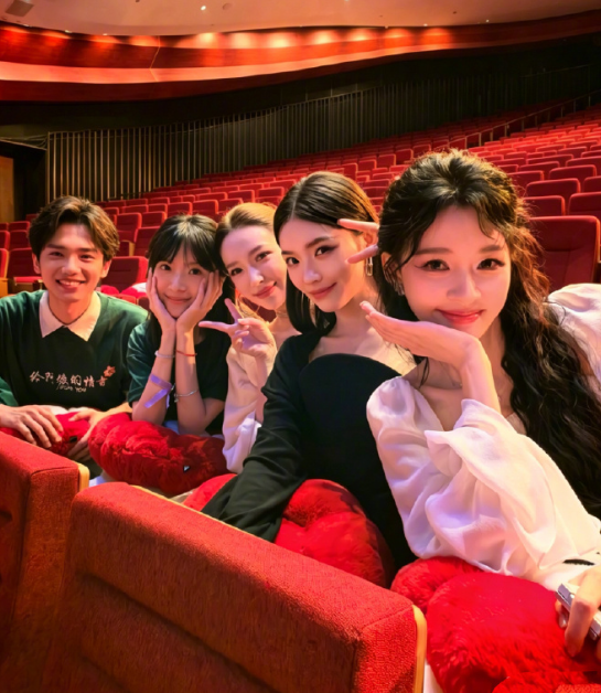 6月14日，林允在社交平台晒出多张照片，其中有和孙怡、李思潼、王彦桐、程潇的合影