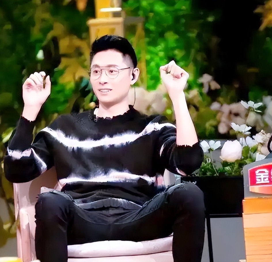 本应凭借一帘幽梦大红的张嘉倪，在嫁给买超后不温不火。
 
离奇的是她跟买超离婚后