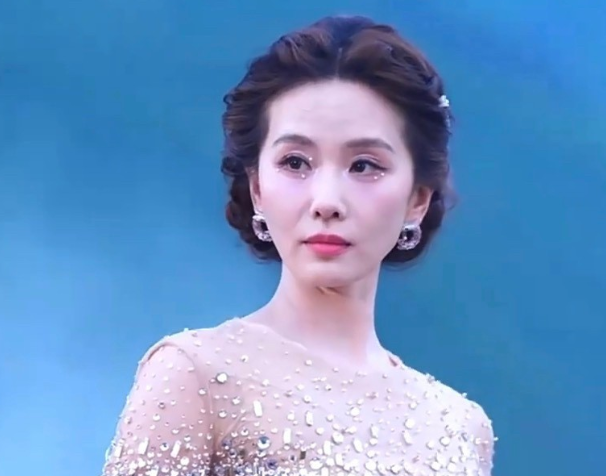 VOGUE红毯，刘诗诗压轴！
赵露思一袭红裙配高珠，色彩夺目，值得一提的是，今天