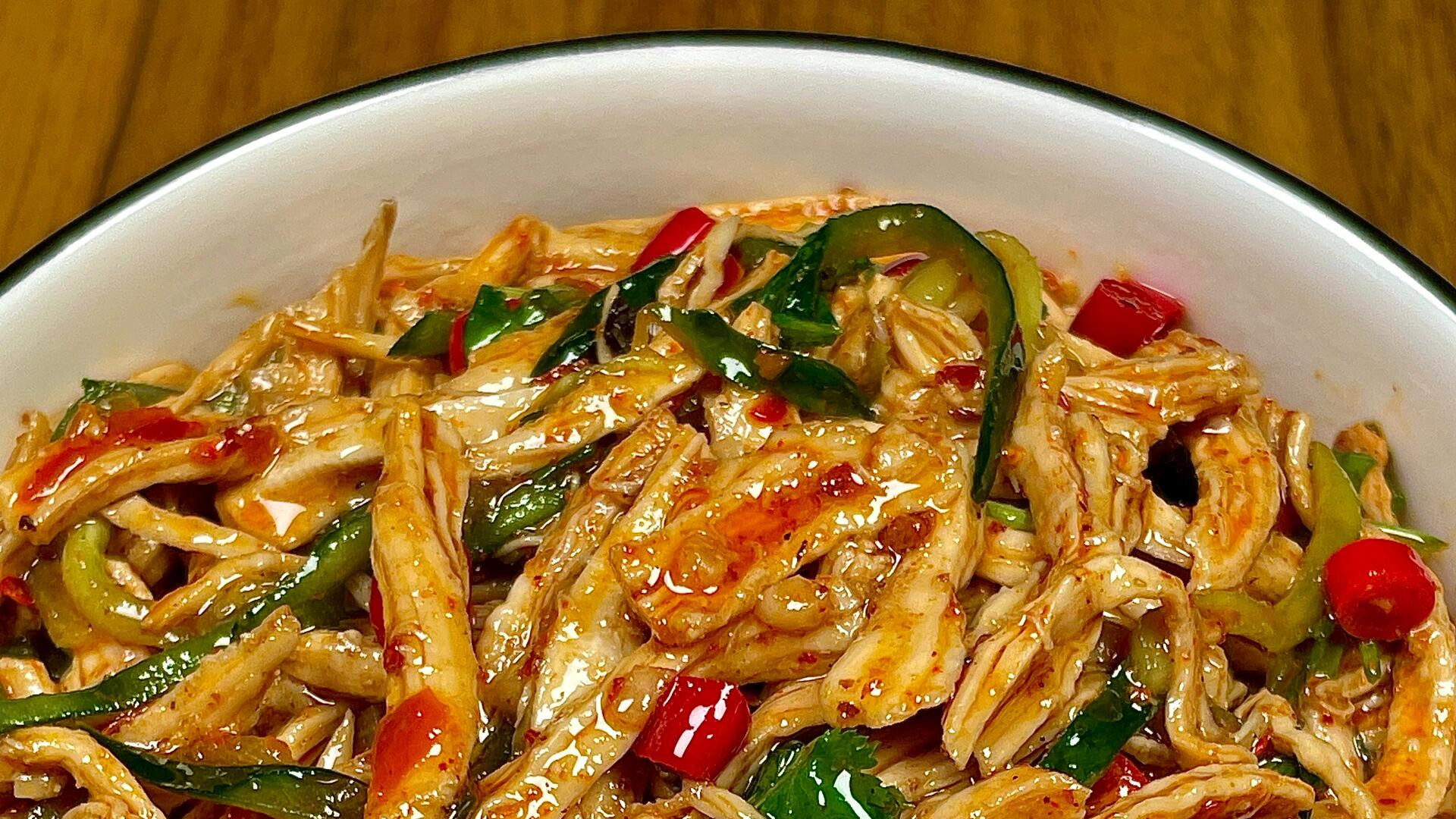 凉拌鸡胸肉：酸辣又美味