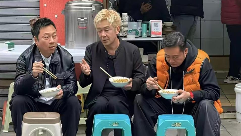 9成新，稀罕事儿，三大前顶流“落魄”蹲街边嗦面，场面好笑得很