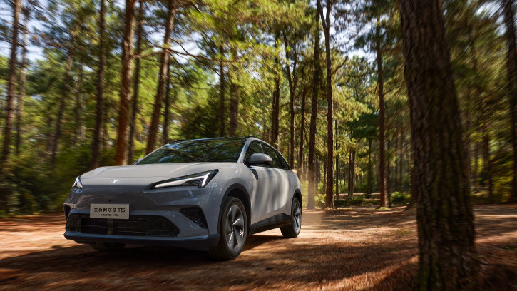 二胎家庭换车避坑指南，埃安i60与极狐T5，实测不踩雷