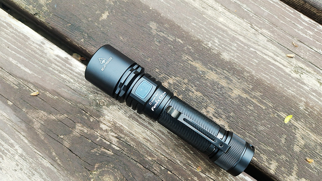 Fenix C5 Pro实测：户外党闭眼入的硬核手电，远射480米+IP68防水