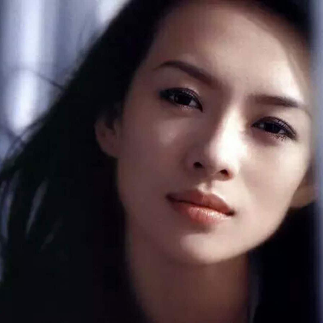 女演员章子怡说，我是一个很宅的人，平时不喜欢出门，就窝在家里打麻将，请朋友来可以