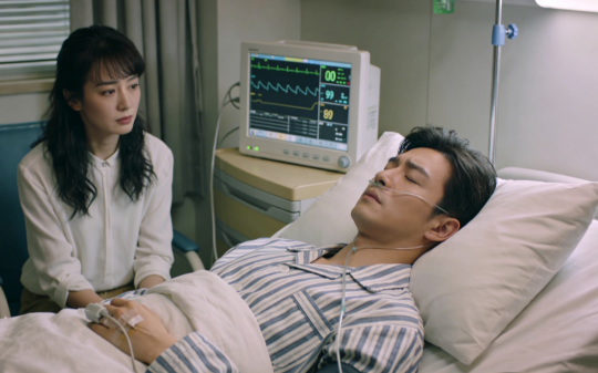 我抱着空荡荡的襁褓跳入江水，老公连我的尸体都懒得打捞。6年后，儿子带着一个酷似他的男人回来