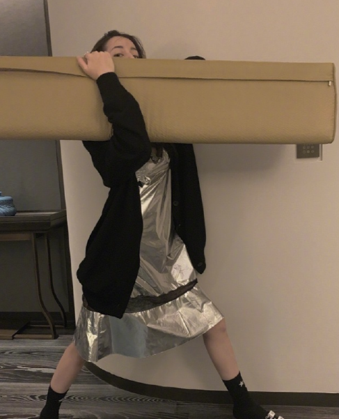 秋风拂过你的脸颊，温柔地吻了你的半边脸