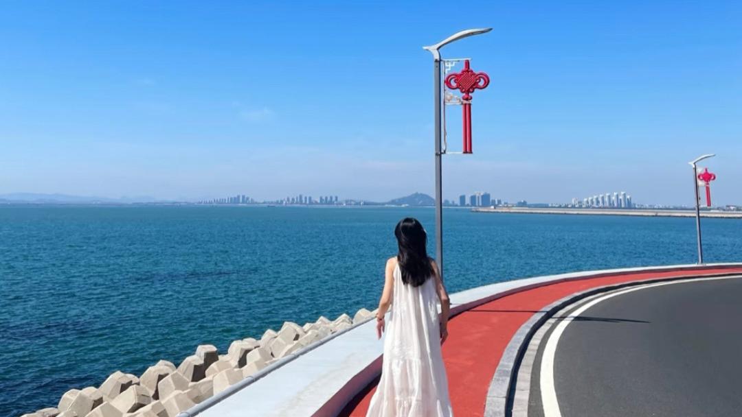 山东27岁市直女选调生，男友是乡镇事业编，她父母反对他们，咋办？