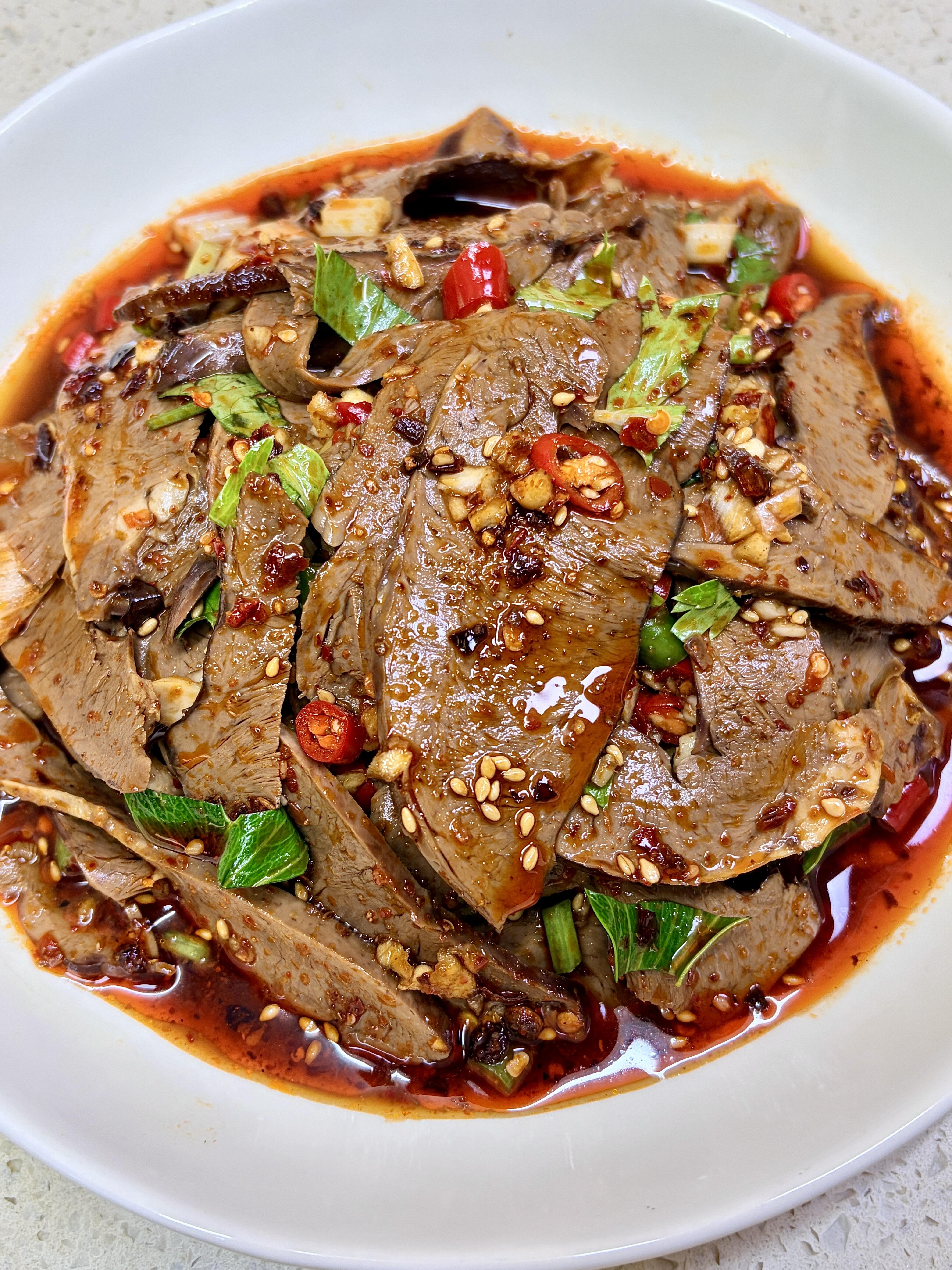 今天做这道巨好吃的凉拌猪心，麻辣鲜香，下饭下酒都很香，真的绝了～
做法：
1️⃣