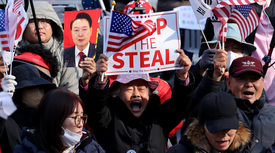 前两天韩国总统李在明赢得地方选举后，韩国右翼举行抗议活动，与警察发生冲突。

然