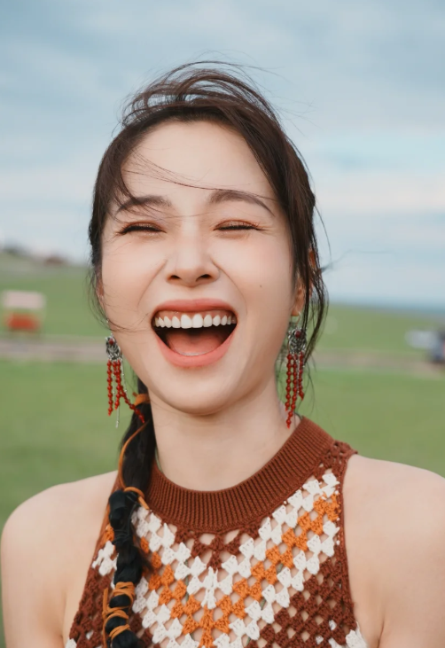 说起娱乐圈里的气质挂的小白花我曾一度非常喜欢江一燕
可惜后来在经历了一些争议后，