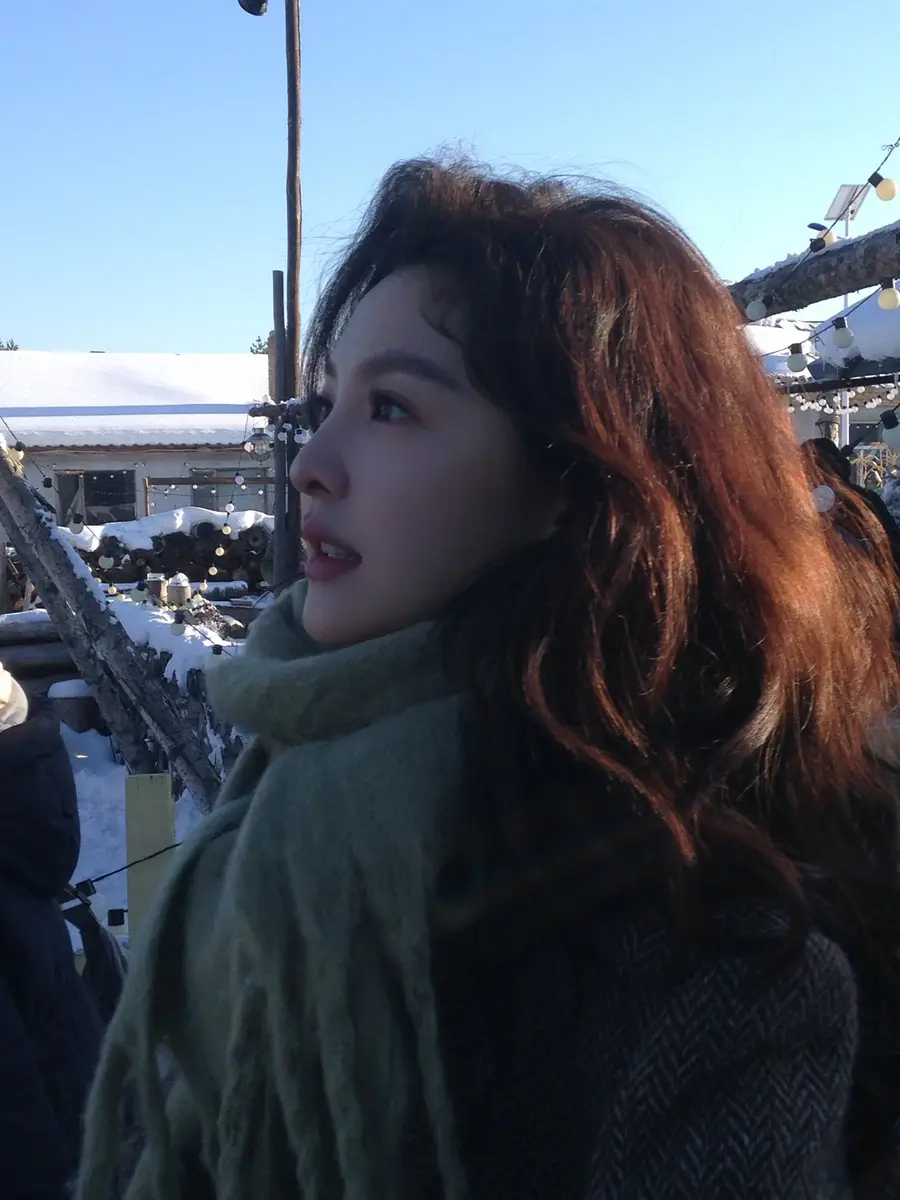 章若楠在雪地里荡秋千笑容甜美 长发微卷清冷温柔