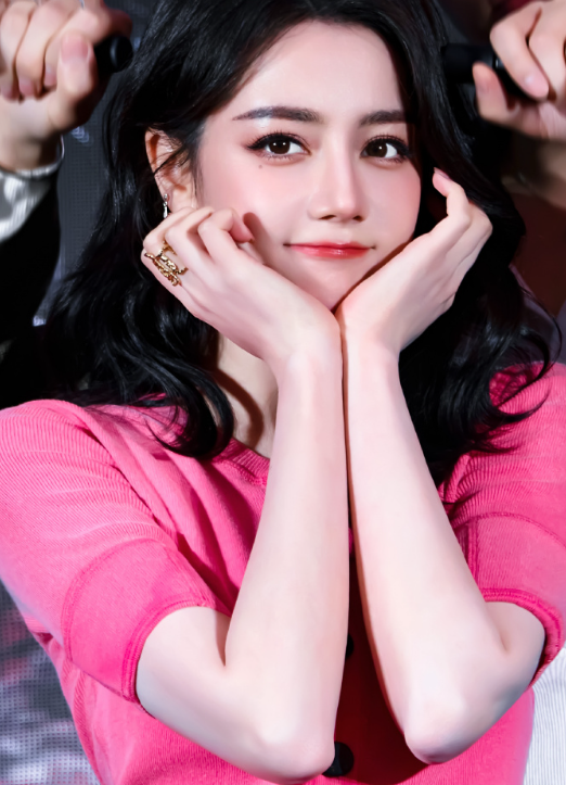 村内有名的养猪大户带猪崽出来改善伙食