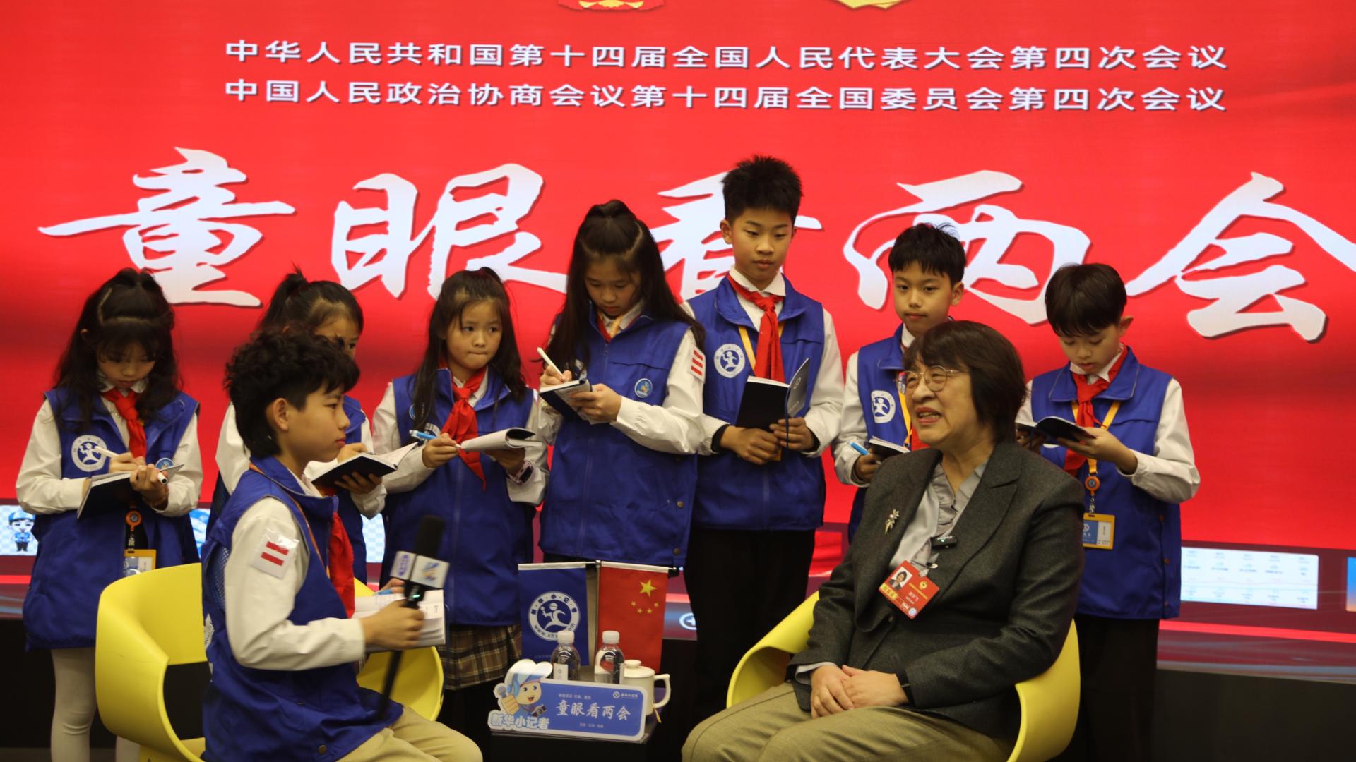 青苗对话参天树 ——新华小记者体验采访政协委员杨宇飞