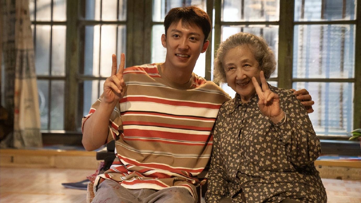 《岁月有情时》年少时的张小满失去了奶奶，东化厂大院里的长辈们，便都成了他的亲人