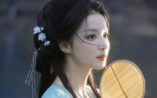 嫡姐是神女，和皇帝闹别扭，撕了婚约离家出走。扬言要去拯救苍生。 皇帝为了逼她回来，昭告天下将我这个庶