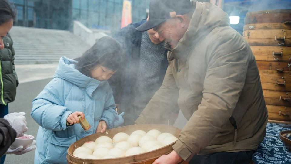 “浙BA”决赛场外卖爆啦！缙云南乡馒头恋上青田石印，“美食美刻”为球员加油！