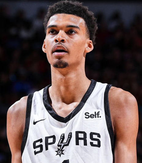 前NBA球员布鲁斯-鲍文在一档节目中谈到了维克托-文班亚马。
鲍文表示：“他当初