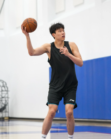 杨瀚森表现的力量太强了，还是动作侵犯性太强，卡位时候对方人仰马翻的。
卡位时候是