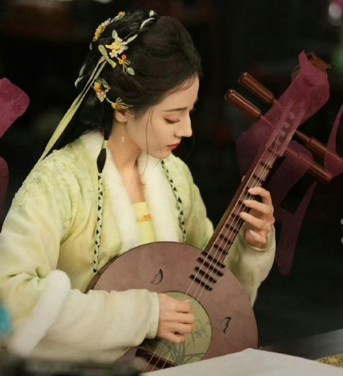 秋日薄暮，用菊花煮竹叶青，人与海棠俱醉