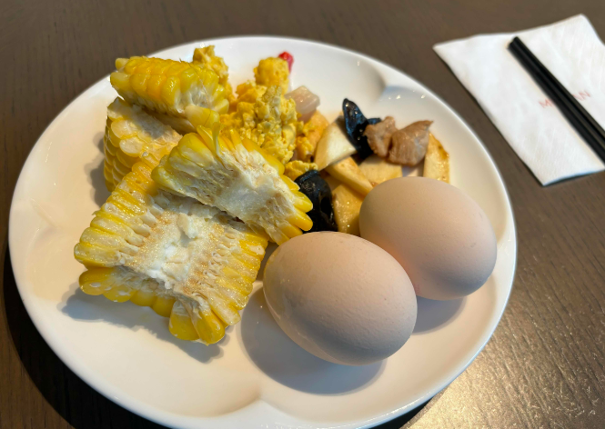 谢霆锋演唱会前起床早饭三件套，想想就很有意思。据说他的早饭三件套可能是咖啡、三明
