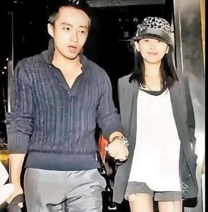 和汪小菲刚在一起时的大S，那时候还没生娃，身姿轻盈，面容绝美，就像画里走出来的仙