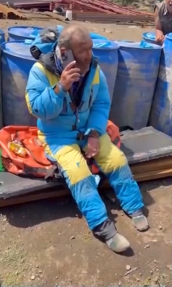 世上最极致的大悲转大喜，大抵便是这般模样。
52岁夏尔巴向导达瓦在7200米珠峰
