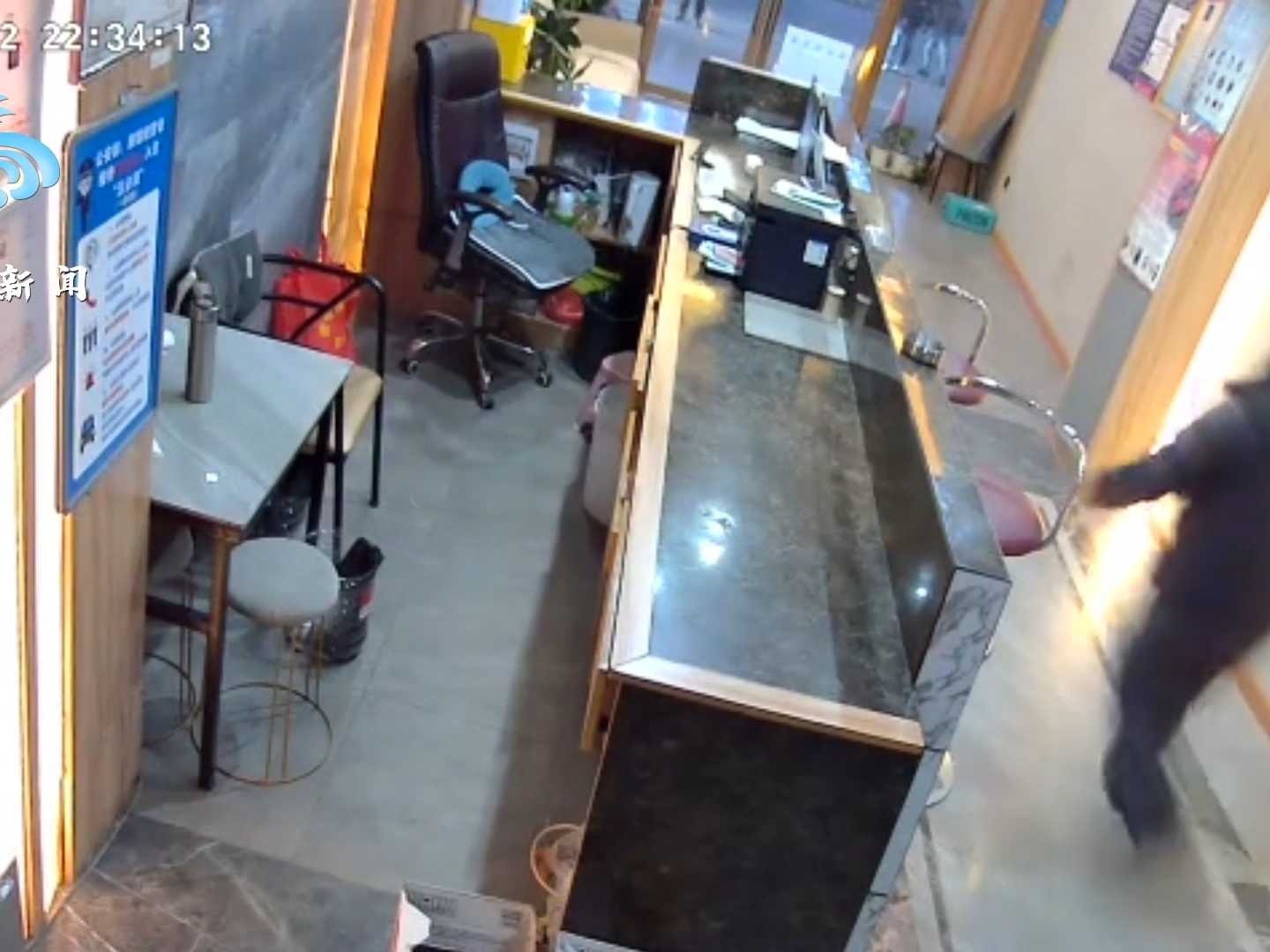西藏地震瞬间女店主跑到一半折回提醒住客避险：发抖仍一遍遍呼喊“地震了”