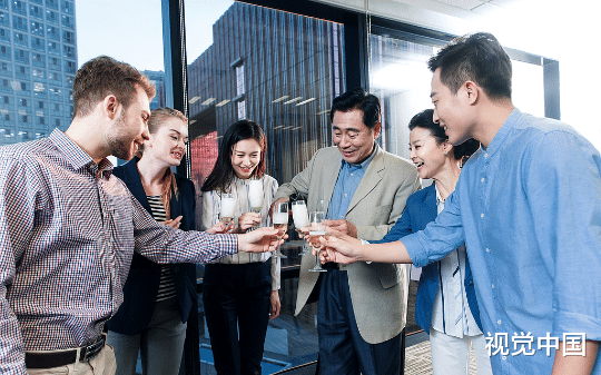 离婚多年，前夫笑我金丝雀坐吃山空，殊不知我是他高攀不起的供应链金主