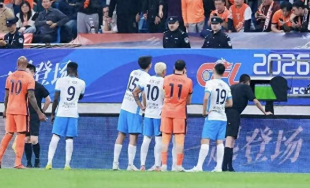 4月21日晚，中国足协裁判委员会评议组进行了本赛季第四期裁判评议工作，并于22日