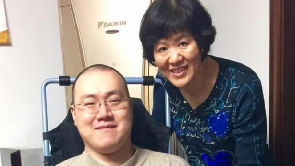 在郎平身边的男士，不仅是前中国男排主力，也是周苏红最好的朋友