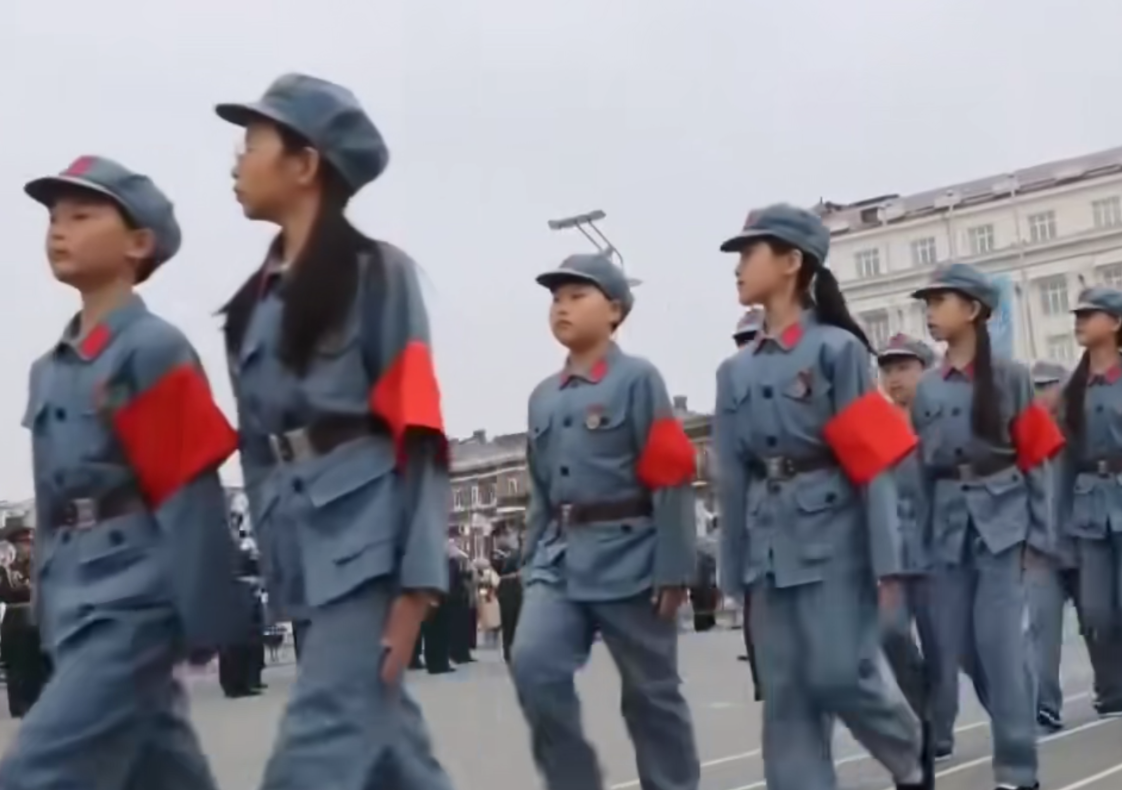 让中国孩子列队通过符拉迪沃斯托克广场，这个情况绝不正常！

这是前段时间俄罗斯在