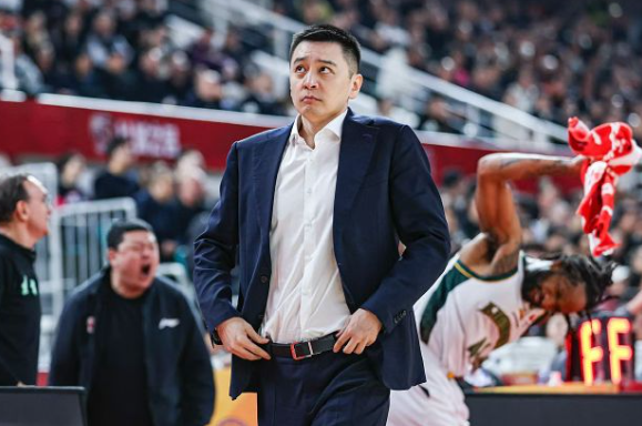 杨鸣走了，不是输球走的，是被“自己人”逼走的！

辽宁男篮刚捧起冠军奖杯没多久，