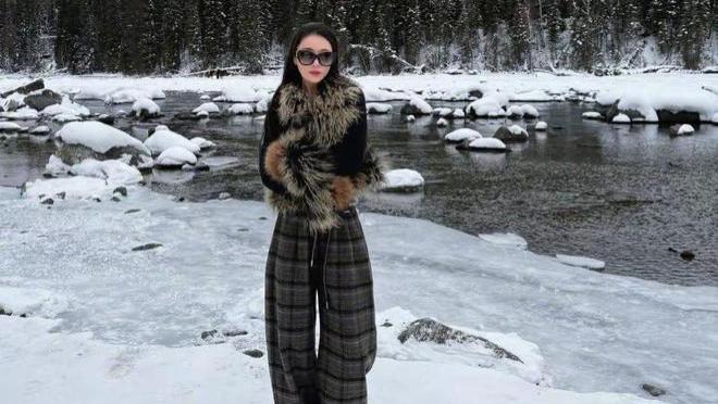 张馨予自驾新疆旅游！何捷为老婆拍照要沦陷了，拍的比摄影师还美