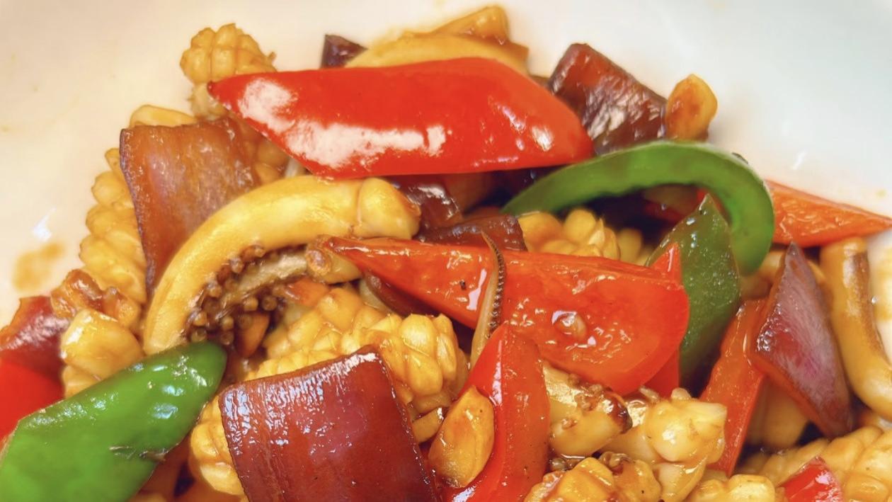 酱爆鱿鱼：一口鲜醇的家常烟火气