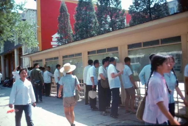 1978年，街头的阅报栏，不少人在看报纸。现在，基本找不到阅报栏了。