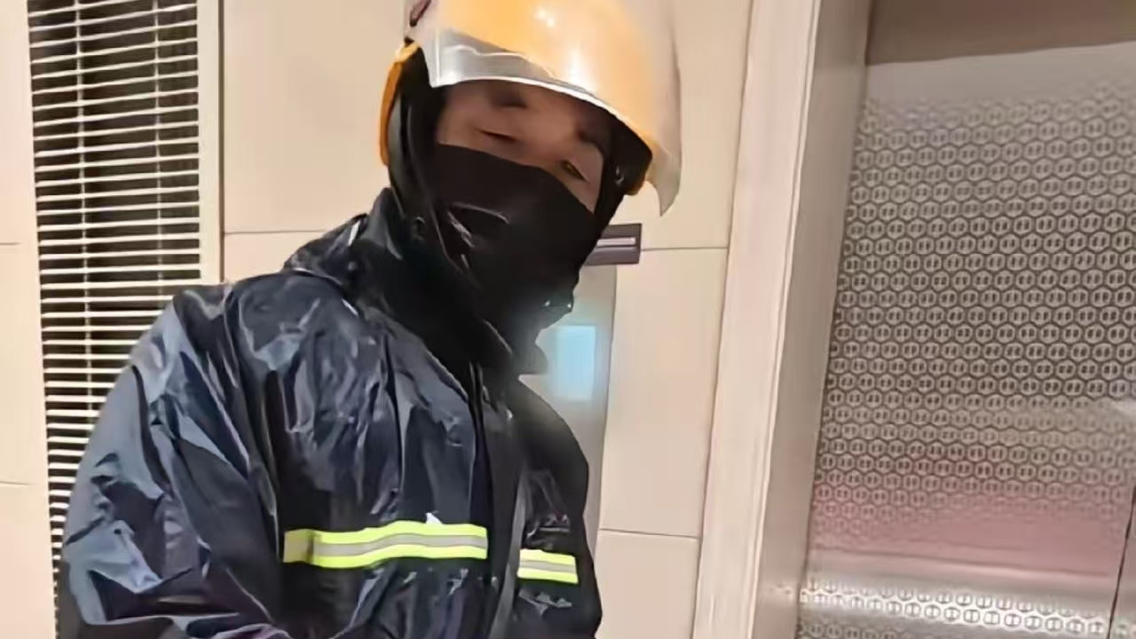 暴雪天外卖小哥冻成冰雕，女子开门后一个动作让他破防：这哪是打赏，是‘看见’活生生的人