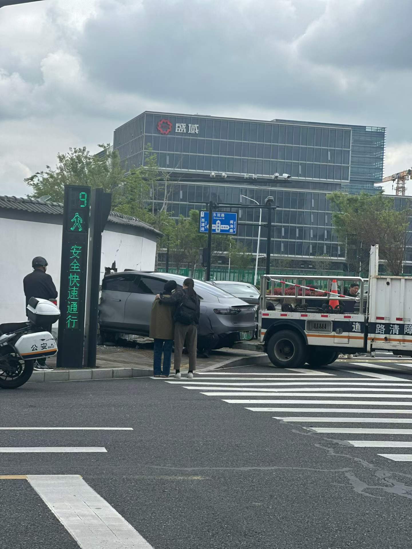 墙被穿了一个洞，竟然还没倒，真结实～