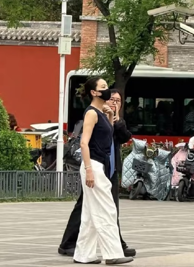 高圆圆现身太原，她这次走经典的黑白搭配风格，看上去很有气质，而且显得格外年轻
