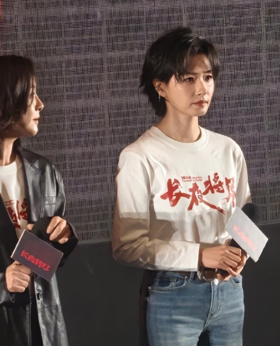 万茜上身穿字母风T恤下身穿做旧风格的牛仔裤还展现出了完美的身材比例
她留着清新的