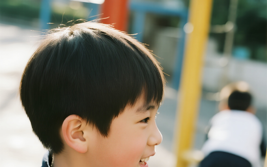 熊孩子划我车3次无人管，我把车位转给开保时捷的邻居，3天后听见巨响