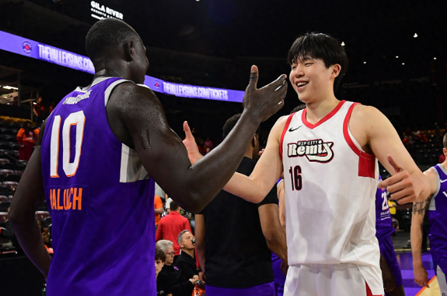 小杨到底缺什么技能

小杨目前离NBA轮换的距离我觉得是比较远的，当然如果球队培